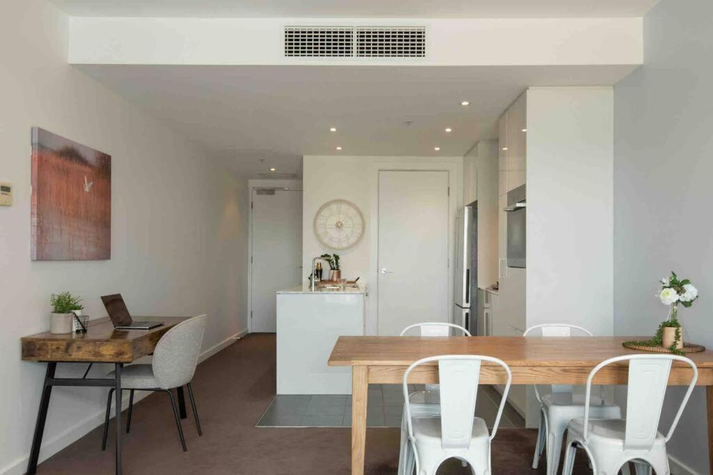 City Apartment, Pool & Carpark 애들레이드 외부 사진